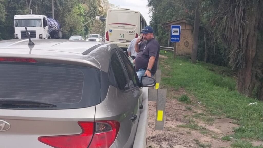 Ônibus e carro ficam prensados contra guard rail após acidente na BR-116, em Mandirituba