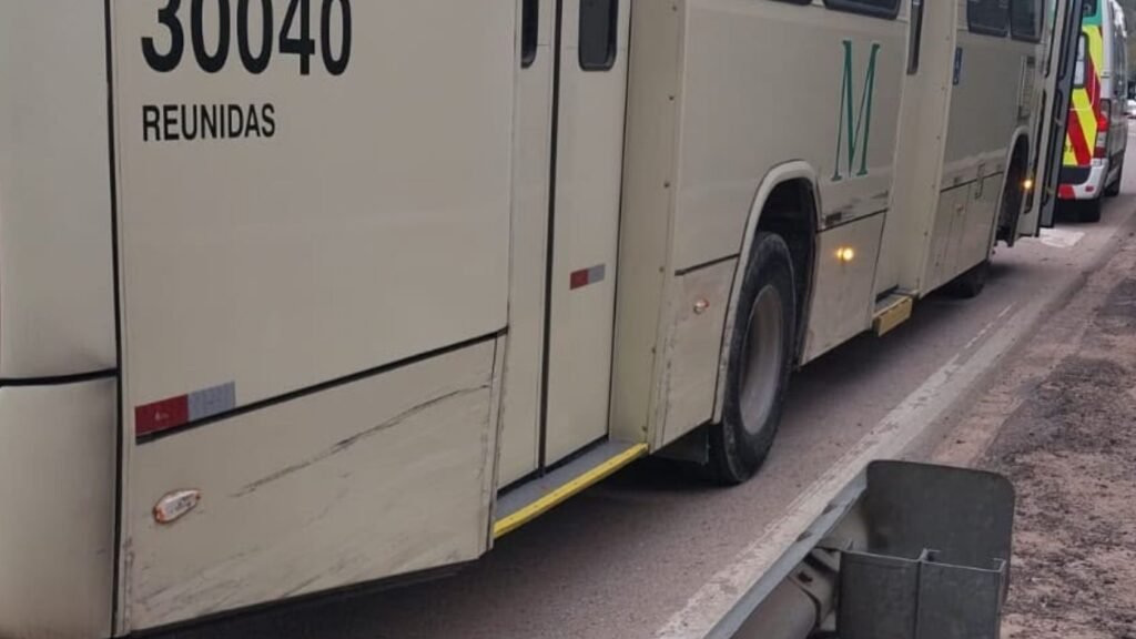 Carro fica prensado entre ônibus e guard rail após acidente na BR-116, em Mandirituba