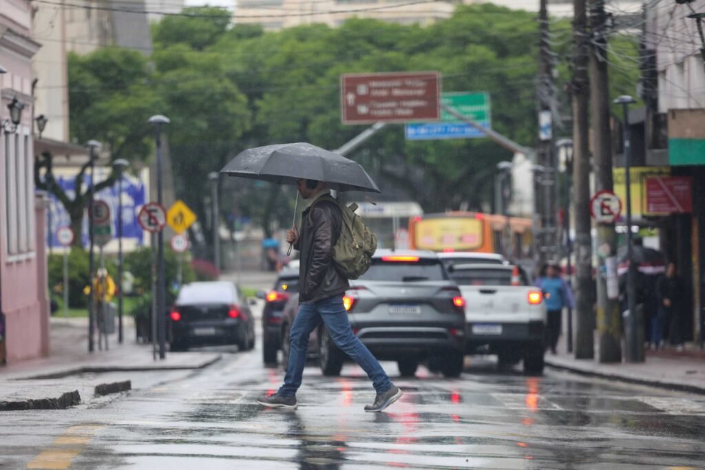 Frio perde força e chuva volta à Região Metropolitana de Curitiba até sexta-feira